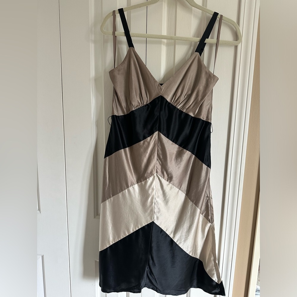 ASO THE O.C. Summer Roberts (Rachel Bilson) silk chevron dress alt gray - Picture 2 of 12